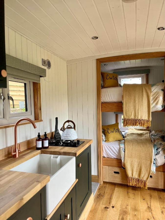 Отель Cwtch Cader Shepherds Hut Llanelltyd Экстерьер фото