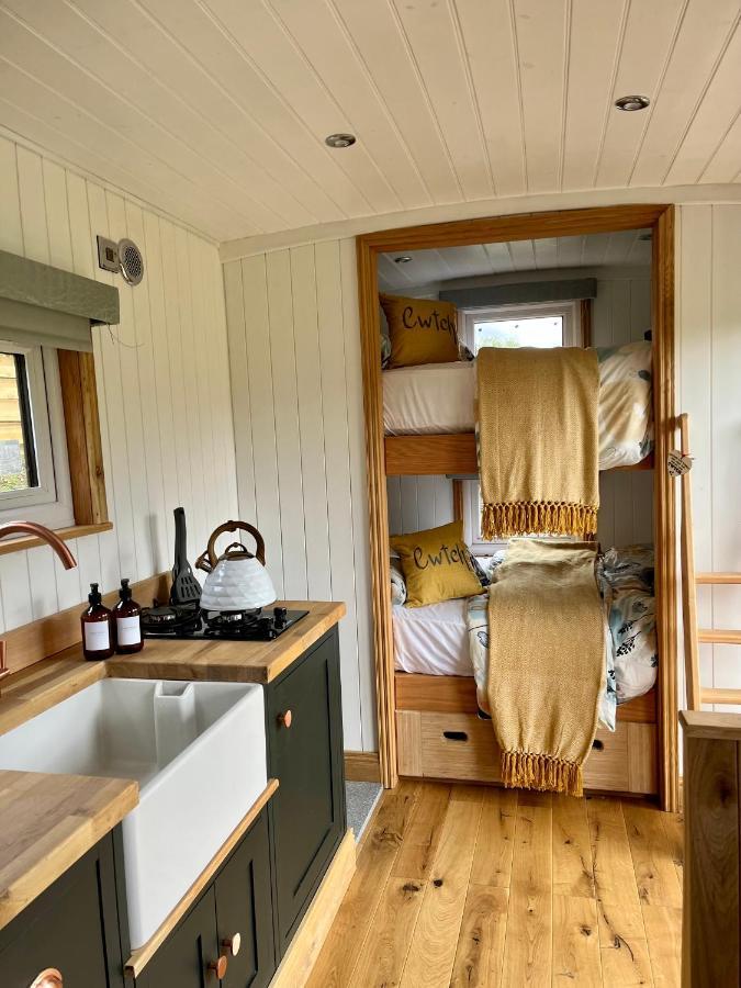 Отель Cwtch Cader Shepherds Hut Llanelltyd Экстерьер фото