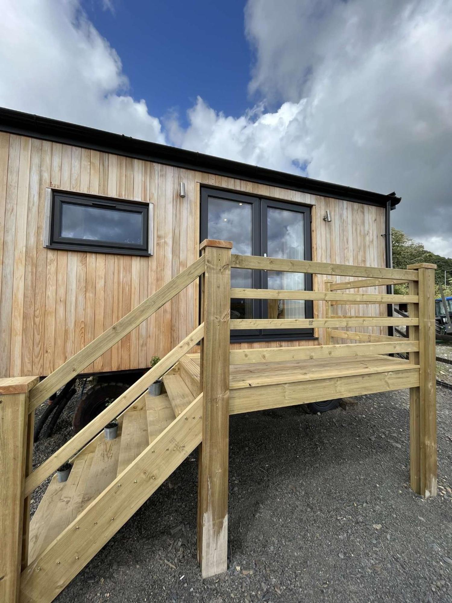 Отель Cwtch Cader Shepherds Hut Llanelltyd Экстерьер фото