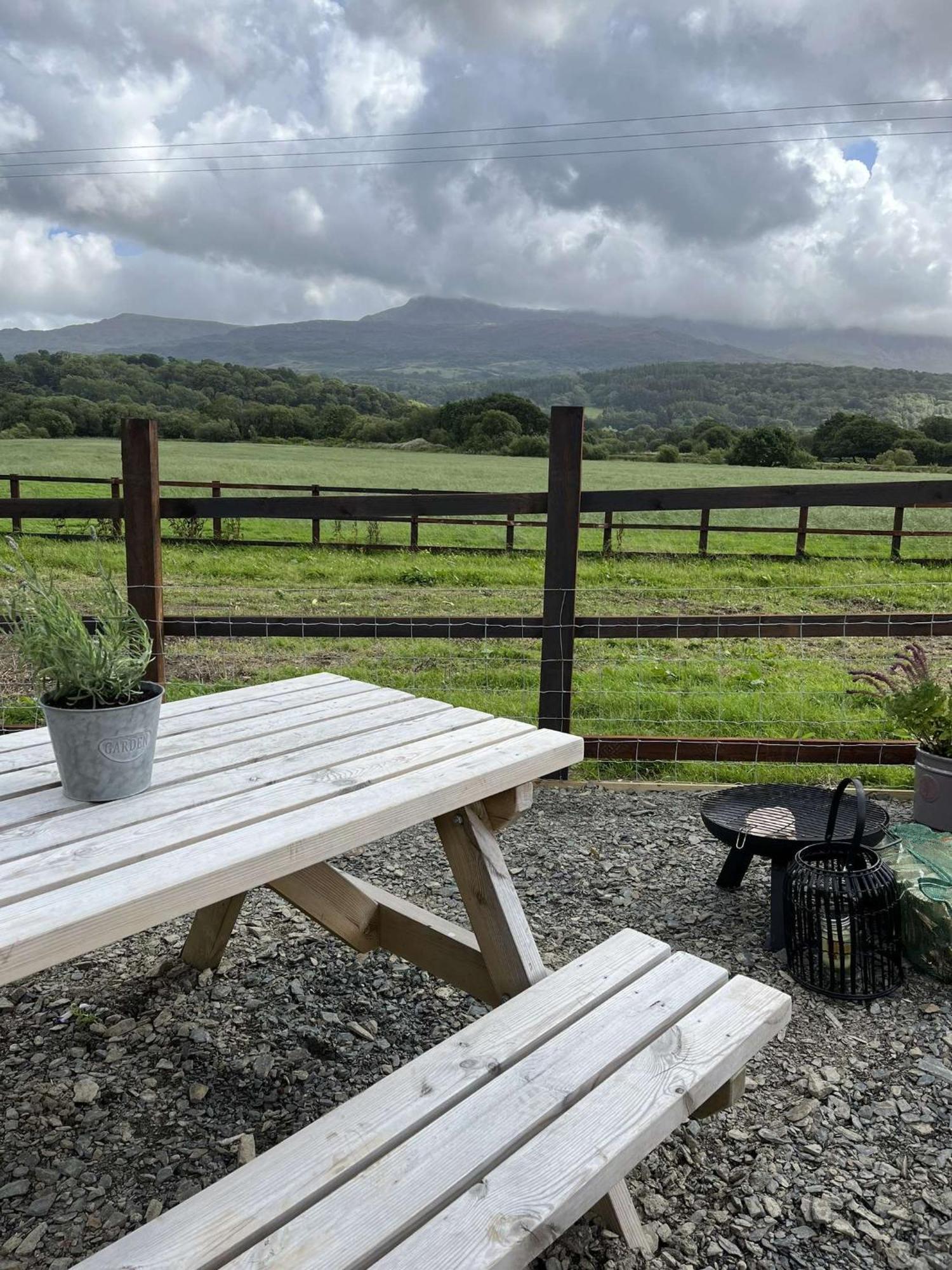 Отель Cwtch Cader Shepherds Hut Llanelltyd Экстерьер фото